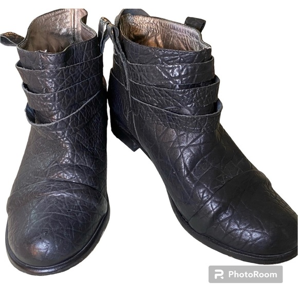Matt Bernson short boots, size 8.5.  Textured black leather. Slip on. - Picture 1 of 9